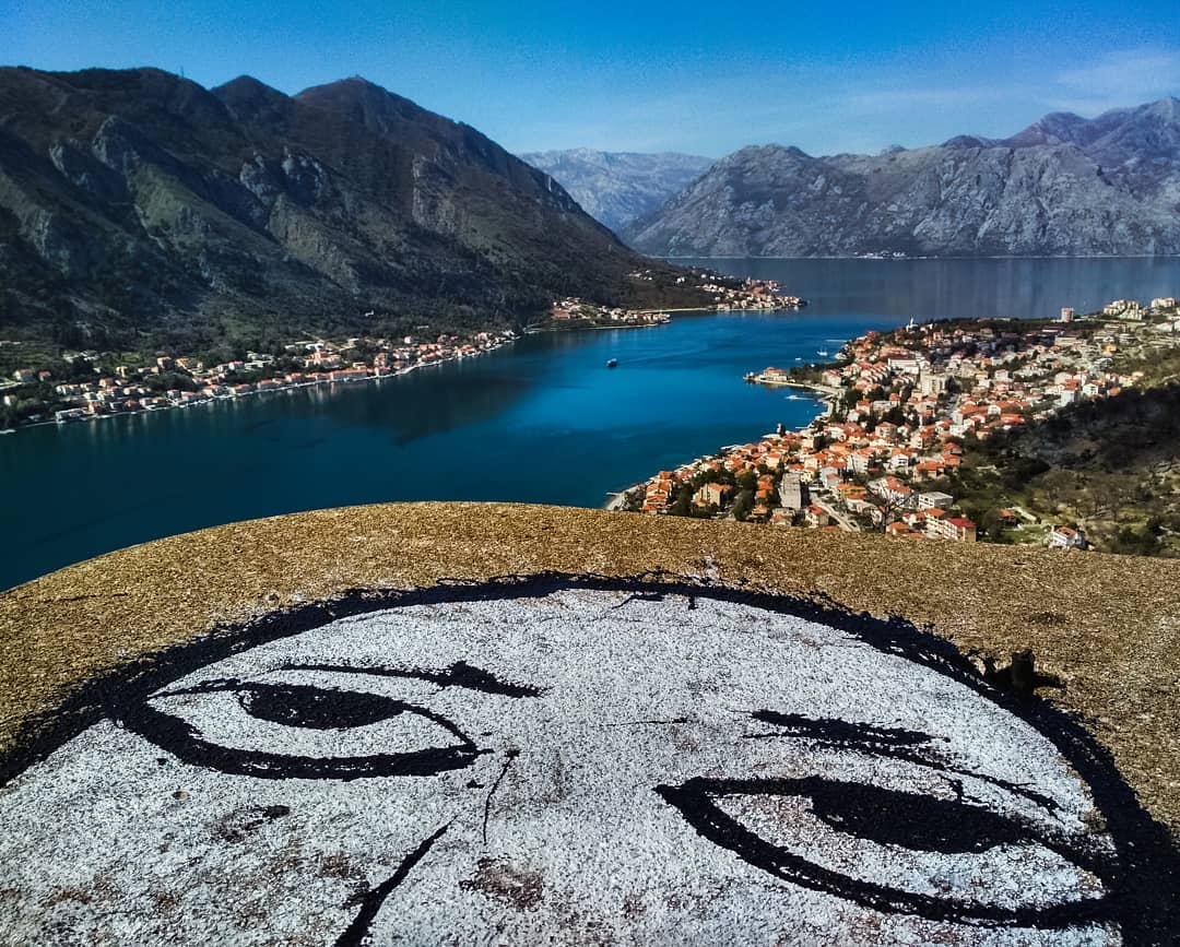 Пермский художник Sad Face нарисовал грустное лицо на скале в Черногории