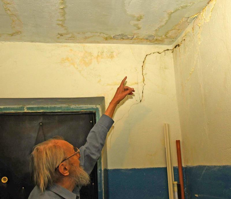 Пенсионер в Перми 28 лет живет с протекающей крышей, власти никак не реагируют