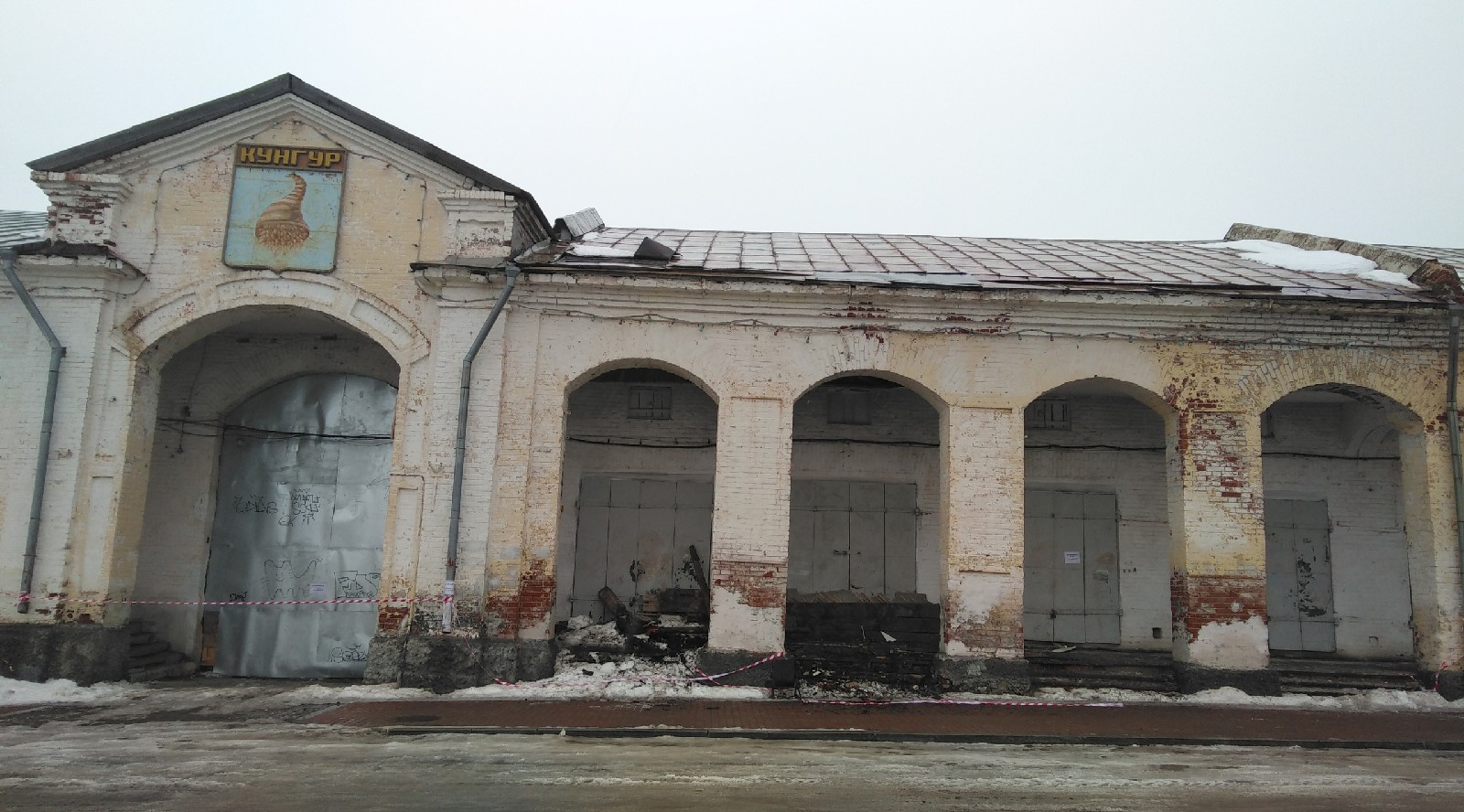 Балки перекрытий кунгурского Гостиного двора в Пермском крае обвалились под тяжестью снега