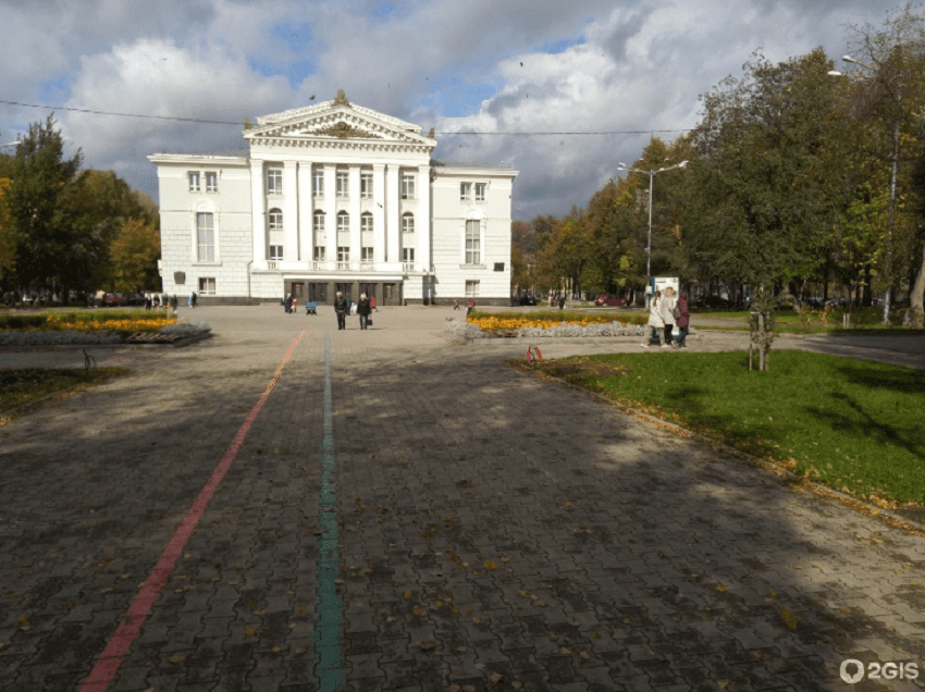 В Перми начали демонтаж 600-метрового ограждения Театрального сада 